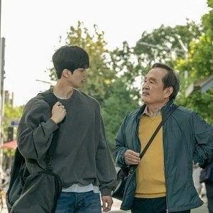 《如蝶翩翩：互扶持长大的忘年交》