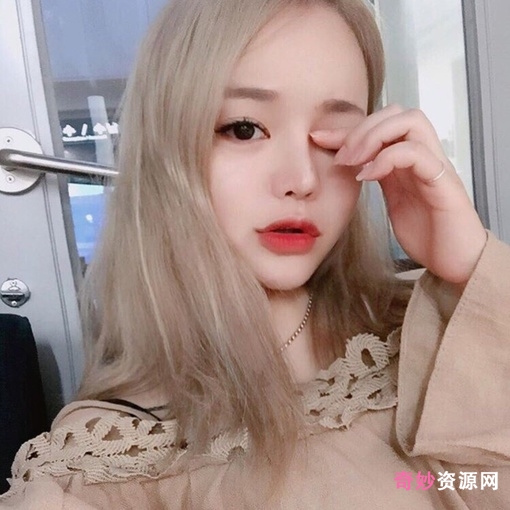 熟女尤物Anlizhaomio的性感私人作品,火辣身材优势加红色服装,美少女造型诱惑力十足!