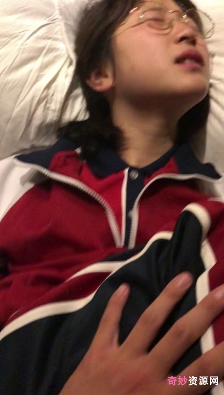 眼镜学妹表演青春魅力,54V1.7G最全合集BT下载