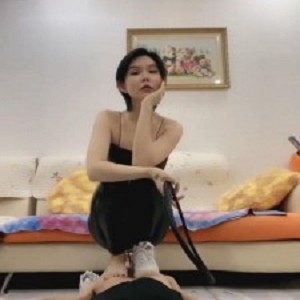 高跟鞋踩踏大连欣妍最新合集1V45M，全体重踩踏