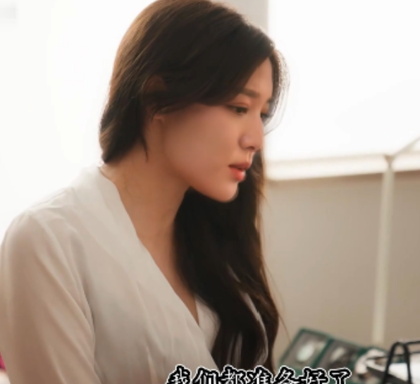 王楚然黑丝AI换脸合集1G职业装女销售超火辣