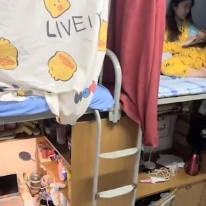 老六清纯女大1V视频门441MB室友偷录太顶了