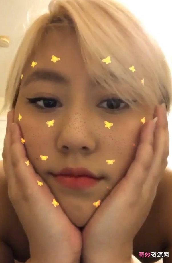 raisinslut亚裔女神怼脸特写1.53GS曲线太撩人