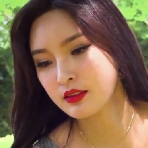 灰丝包臀裙雪糕洗车诱惑1V301M美腿太吸睛